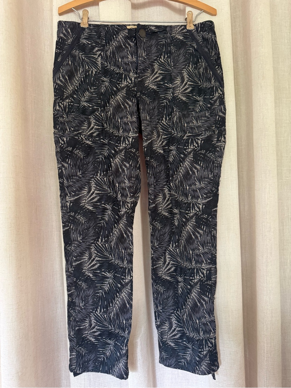 Democracy Charcoal and Beige Flexellent Leaf Print Capri Cuff Pants Cotton Sz 6